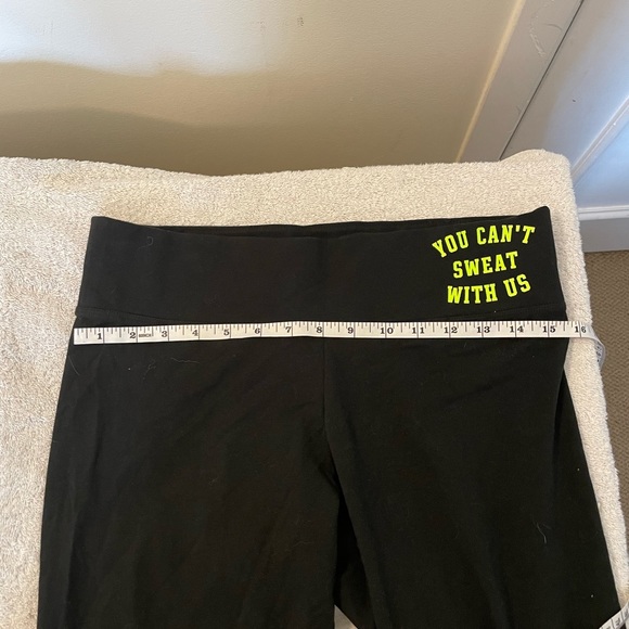 Awesome PINK Capri logo yoga pants - Picture 6 of 9